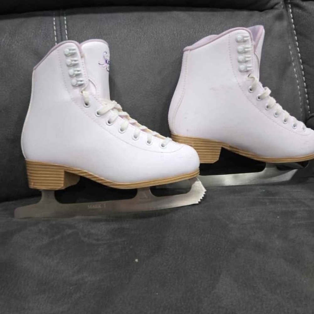 Girls/Women Ice Skates-Soft Skate 380 by Jackson size 5, great condition